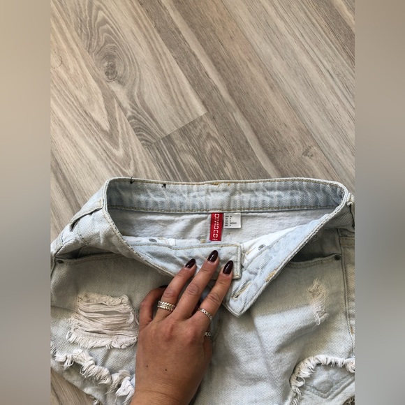 H&M Shorts - Picture 2 of 3